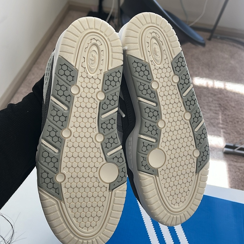 🖤🖤🖤Adidas originals nwt. Never worn fits a size 8 perfectly - Picture 2 of 6